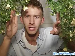 Hennes mamma sexfilm med äldre damer tittar på hennes unga, fält