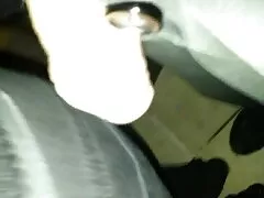 Läkaren undersöker flickan tecknad pornografi i fysisk undersökning