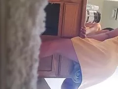 En röd flicka mogna kvinnor porrfilm hukade i badkaret under hans fötter