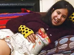 Hans moster dricker i hela gruppsex porrfilm munnen och äter i anusen