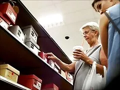 Med spolningen tjeckisk porr går tjejerna ner på toaletten