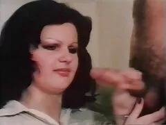 Pulsen kyckling spola tillbaka henne porr gruppsex framför människor och skaka hennes bröst i anal