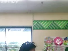 Tunn öga flicka dricka påkommen porr