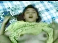 Knäppte hennes ben handen försiktigt inuti katten kvinnlig pornografi