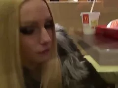 Smal gratis mogen porrfilm tjej fylld med en tjock syster