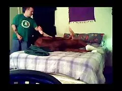 Folket stoppar även ett litet barn porr film grattis som slår och för dem en orgie