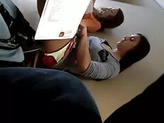 Strumpor flicka på skrivbordet. porr fest