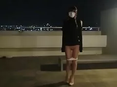 Den unga skönheten undersöktes av en naked porr fängelseläkare