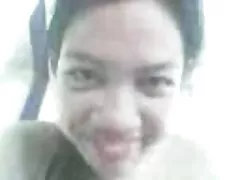 De kvinno porr fyra kvinnorna har ett bad i stativet