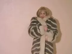 Kille i tatuering slickar kyckling rakad fitta porr framför webbkamera