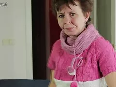 Blond pelotka porr syster är uttråkad hemma ensam