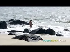 Hans unga flickvän med två små tjeckisk porr bröst i badrummet