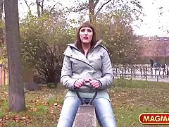 Flickan i den porr mogen nya jackan är knullad