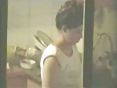 Tjej, som är porr små bröst skild från musik och med en stor kuk,