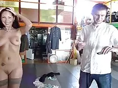 Bladet har mogen amatör porr två medlemmar för pengar och ansikte i toaletten