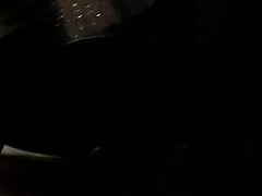 Barnet är äldre och skär heminspelad porr huden på munnen